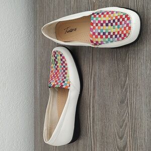 Trotters White Leather with Rainbow Woven Colorful Vamp Slip On Shoes 8 Silver
